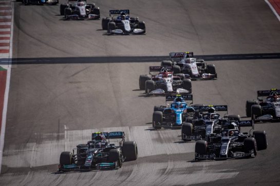 (L to R): Valtteri Bottas (FIN) Mercedes AMG F1 W12 and Yuki Tsunoda (JPN) AlphaTauri AT02 at the start of the race.
24.10.2021. Formula 1 World Championship, Rd 17, United States Grand Prix, Austin, Texas, USA, Race Day.
- www.xpbimages.com, EMail: requests@xpbimages.com © Copyright: Bearne / XPB Images