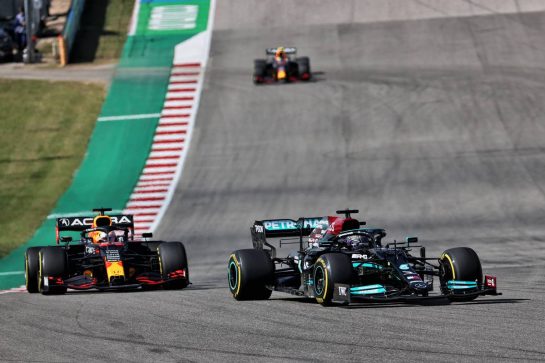 Lewis Hamilton (GBR) Mercedes AMG F1 W12 leads Max Verstappen (NLD) Red Bull Racing RB16B.
24.10.2021. Formula 1 World Championship, Rd 17, United States Grand Prix, Austin, Texas, USA, Race Day.
- www.xpbimages.com, EMail: requests@xpbimages.com © Copyright: Batchelor / XPB Images