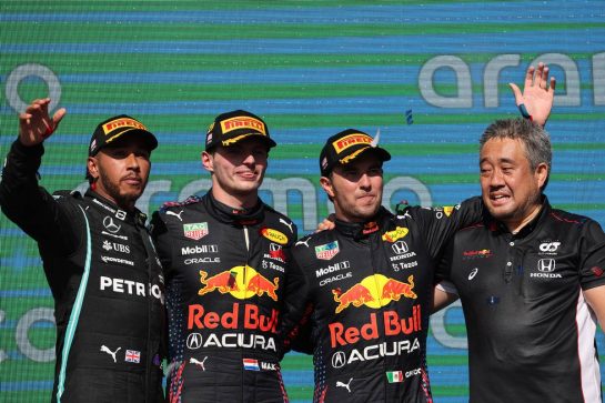 1st place Max Verstappen (NLD) Red Bull Racing RB16B, 2nd place Lewis Hamilton (GBR) Mercedes AMG F1 W12, 3rd place Sergio Perez (MEX) Red Bull Racing RB16B and Masashi Yamamoto (JPN) Honda Racing F1 Managing Director
24.10.2021. Formula 1 World Championship, Rd 17, United States Grand Prix, Austin, Texas, USA, Race Day.
- www.xpbimages.com, EMail: requests@xpbimages.com © Copyright: Batchelor / XPB Images