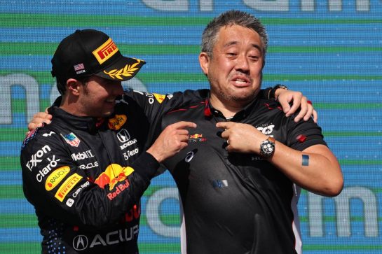 3rd place Sergio Perez (MEX) Red Bull Racing RB16B and Masashi Yamamoto (JPN) Honda Racing F1 Managing Director
24.10.2021. Formula 1 World Championship, Rd 17, United States Grand Prix, Austin, Texas, USA, Race Day.
- www.xpbimages.com, EMail: requests@xpbimages.com © Copyright: Batchelor / XPB Images
