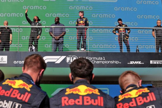 The podium (L to R): Lewis Hamilton (GBR) Mercedes AMG F1, second; Shaquille O'Neal (USA) Former Basketball Player; Max Verstappen (NLD) Red Bull Racing, race winner; Sergio Perez (MEX) Red Bull Racing, third; Masashi Yamamoto (JPN) Honda Racing F1 Managing Director.
24.10.2021. Formula 1 World Championship, Rd 17, United States Grand Prix, Austin, Texas, USA, Race Day.
- www.xpbimages.com, EMail: requests@xpbimages.com © Copyright: Moy / XPB Images