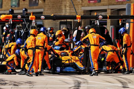 Daniel Ricciardo (AUS) McLaren MCL35M makes a pit stop.
24.10.2021. Formula 1 World Championship, Rd 17, United States Grand Prix, Austin, Texas, USA, Race Day.
- www.xpbimages.com, EMail: requests@xpbimages.com © Copyright: Moy / XPB Images