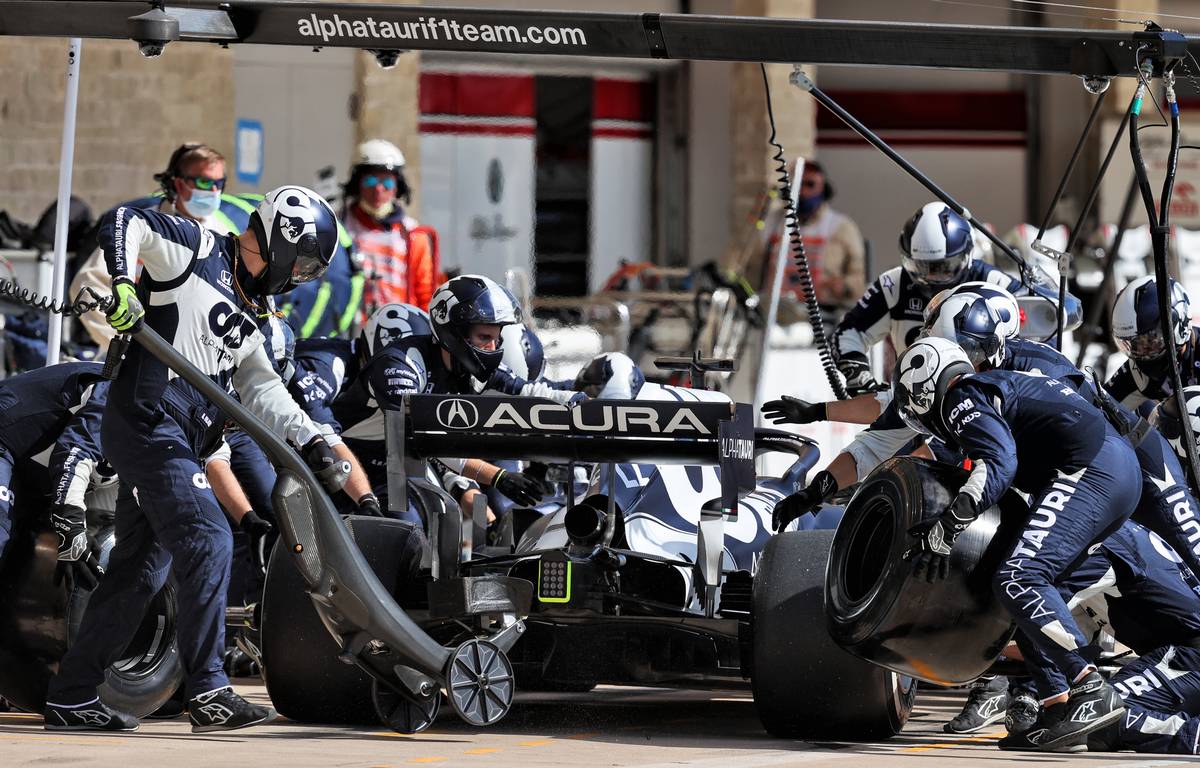 Yuki Tsunoda (JPN) AlphaTauri AT02 makes a pit stop. 24.10.2021. Formula 1 World Championship, Rd 17, United States Grand Prix, Austin