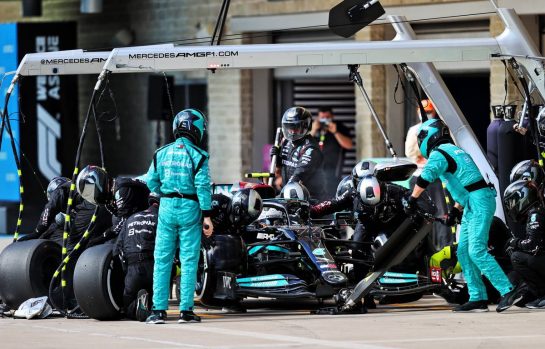 Valtteri Bottas (FIN) Mercedes AMG F1 W12 makes a pit stop.
24.10.2021. Formula 1 World Championship, Rd 17, United States Grand Prix, Austin, Texas, USA, Race Day.
- www.xpbimages.com, EMail: requests@xpbimages.com © Copyright: Moy / XPB Images