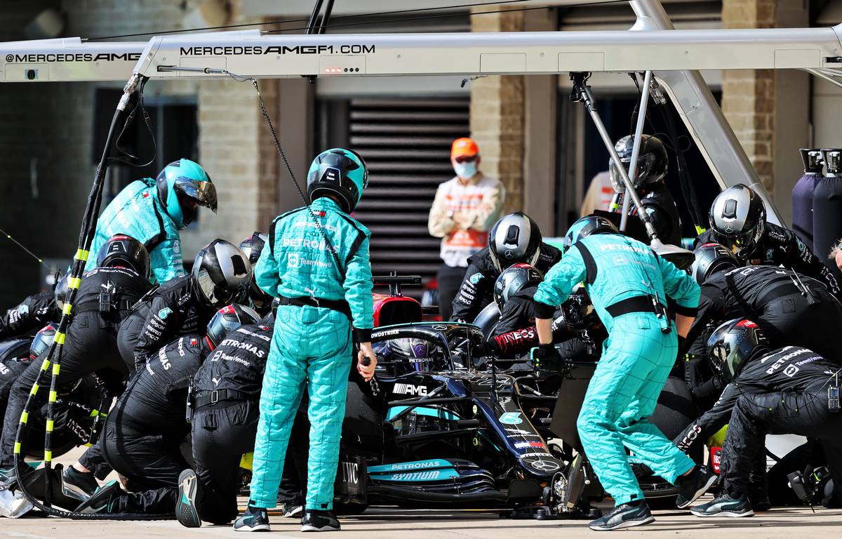 Lewis Hamilton (GBR) Mercedes AMG F1 W12 makes a pit stop. 24.10.2021. Formula 1 World Championship, Rd 17, United States Grand Prix, Austin