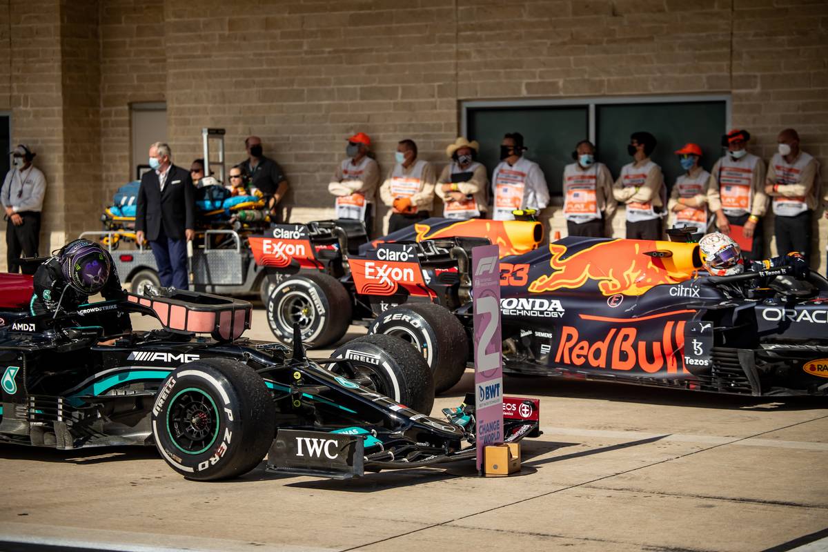 Lewis Hamilton (GBR) Mercedes AMG F1 W12 and Max Verstappen (NLD) Red Bull Racing RB16B in parc ferme. 24.10.2021. Formula 1 World Championship, Rd 17, United States Grand Prix, Austin