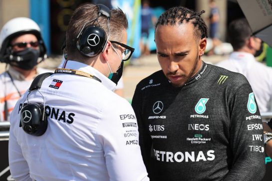 Peter Bonnington (GBR) Mercedes AMG F1 Race Engineer with Lewis Hamilton (GBR) Mercedes AMG F1 W12.
24.10.2021. Formula 1 World Championship, Rd 17, United States Grand Prix, Austin, Texas, USA, Race Day.
- www.xpbimages.com, EMail: requests@xpbimages.com © Copyright: Batchelor / XPB Images