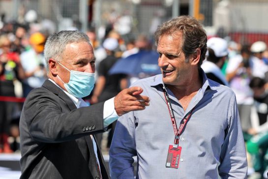 (L to R): Chase Carey (USA) with Tavo Hellmund (USA) Former COTA Promotor on the grid.
24.10.2021. Formula 1 World Championship, Rd 17, United States Grand Prix, Austin, Texas, USA, Race Day.
- www.xpbimages.com, EMail: requests@xpbimages.com © Copyright: Moy / XPB Images