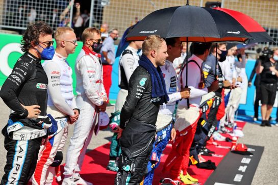 Fernando Alonso (ESP) Alpine F1 Team and Valtteri Bottas (FIN) Mercedes AMG F1 as the grid observes the national anthem.
24.10.2021. Formula 1 World Championship, Rd 17, United States Grand Prix, Austin, Texas, USA, Race Day.
- www.xpbimages.com, EMail: requests@xpbimages.com © Copyright: Moy / XPB Images