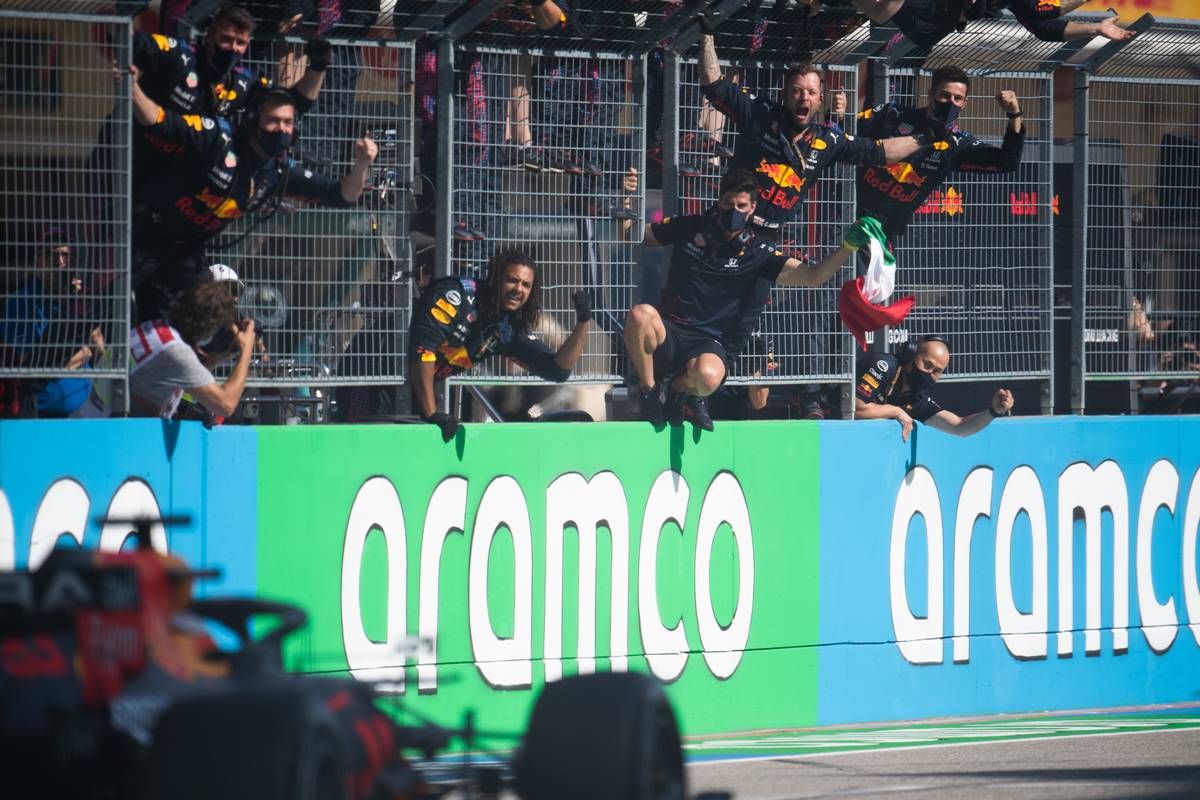 Red Bull Racing celebrates victory for Max Verstappen (NLD) Red Bull Racing RB16B. 24.10.2021. Formula 1 World Championship, Rd 17, United States Grand Prix, Austin