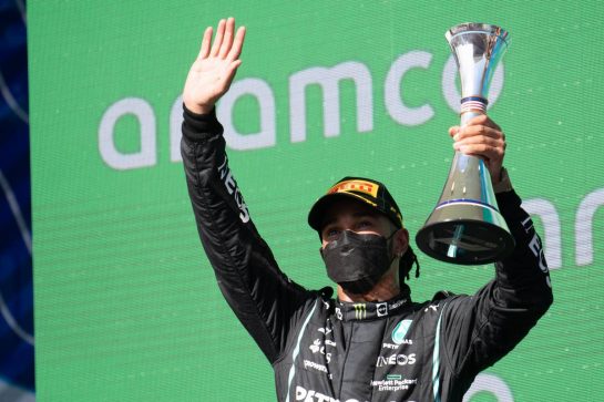 Lewis Hamilton (GBR) Mercedes AMG F1 celebrates his second position on the podium.
24.10.2021. Formula 1 World Championship, Rd 17, United States Grand Prix, Austin, Texas, USA, Race Day.
- www.xpbimages.com, EMail: requests@xpbimages.com © Copyright: Price / XPB Images