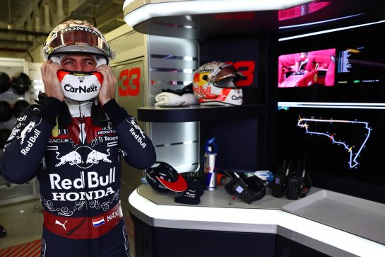 MEXICO CITY, MEXICO - NOVEMBER 05: Max Verstappen of Netherlands and Red Bull Racing prepares to drive in the garage during practice ahead of the F1 Grand Prix of Mexico at Autodromo Hermanos Rodriguez on November 05, 2021 in Mexico City, Mexico. (Photo by Mark Thompson/Getty Images) // Getty Images / Red Bull Content Pool  // SI202111050700 // Usage for editorial use only //