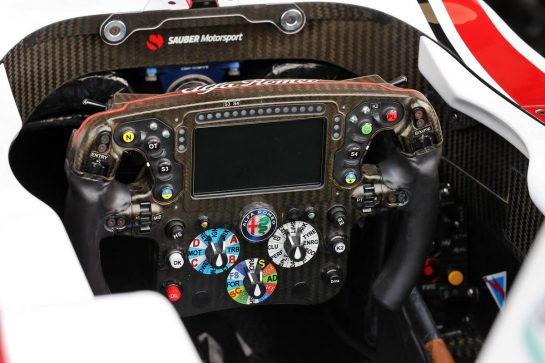 Alfa Romeo Racing C41 steering wheel.
04.11.2021. Formula 1 World Championship, Rd 18, Mexican Grand Prix, Mexico City, Mexico, Preparation Day.
- www.xpbimages.com, EMail: requests@xpbimages.com © Copyright: Batchelor / XPB Images