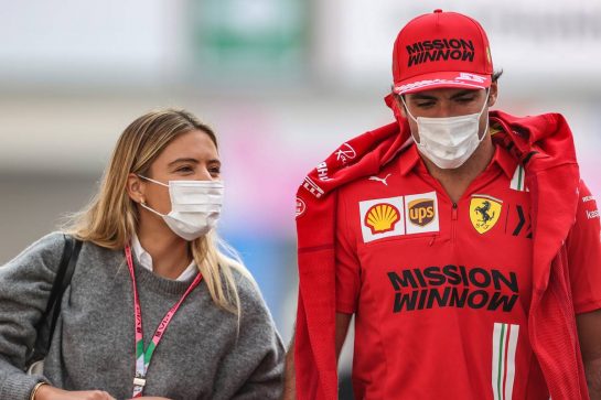 Carlos Sainz Jr (ESP) Ferrari with his girlfriend Isabel Hernaez.
05.11.2021. Formula 1 World Championship, Rd 18, Mexican Grand Prix, Mexico City, Mexico, Practice Day.
- www.xpbimages.com, EMail: requests@xpbimages.com © Copyright: Charniaux / XPB Images