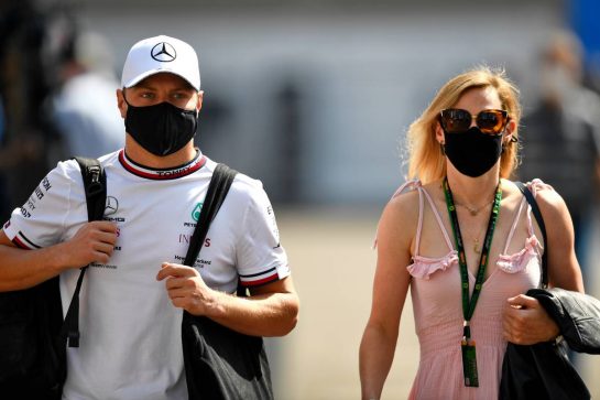 Valtteri Bottas (FIN) Mercedes AMG F1 with his girlfriend Tiffany Cromwell (AUS) Professional Cyclist.
05.11.2021. Formula 1 World Championship, Rd 18, Mexican Grand Prix, Mexico City, Mexico, Practice Day.
- www.xpbimages.com, EMail: requests@xpbimages.com © Copyright: Carrezevoli / XPB Images