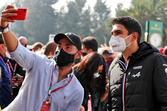 Esteban Ocon (FRA) Alpine F1 Team with fans.
05.11.2021. Formula 1 World Championship, Rd 18, Mexican Grand Prix, Mexico City, Mexico, Practice Day.
- www.xpbimages.com, EMail: requests@xpbimages.com © Copyright: Batchelor / XPB Images