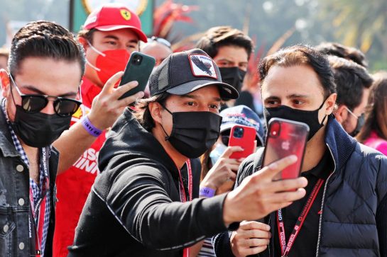 Felipe Massa (BRA) with fans.
05.11.2021. Formula 1 World Championship, Rd 18, Mexican Grand Prix, Mexico City, Mexico, Practice Day.
- www.xpbimages.com, EMail: requests@xpbimages.com © Copyright: Batchelor / XPB Images