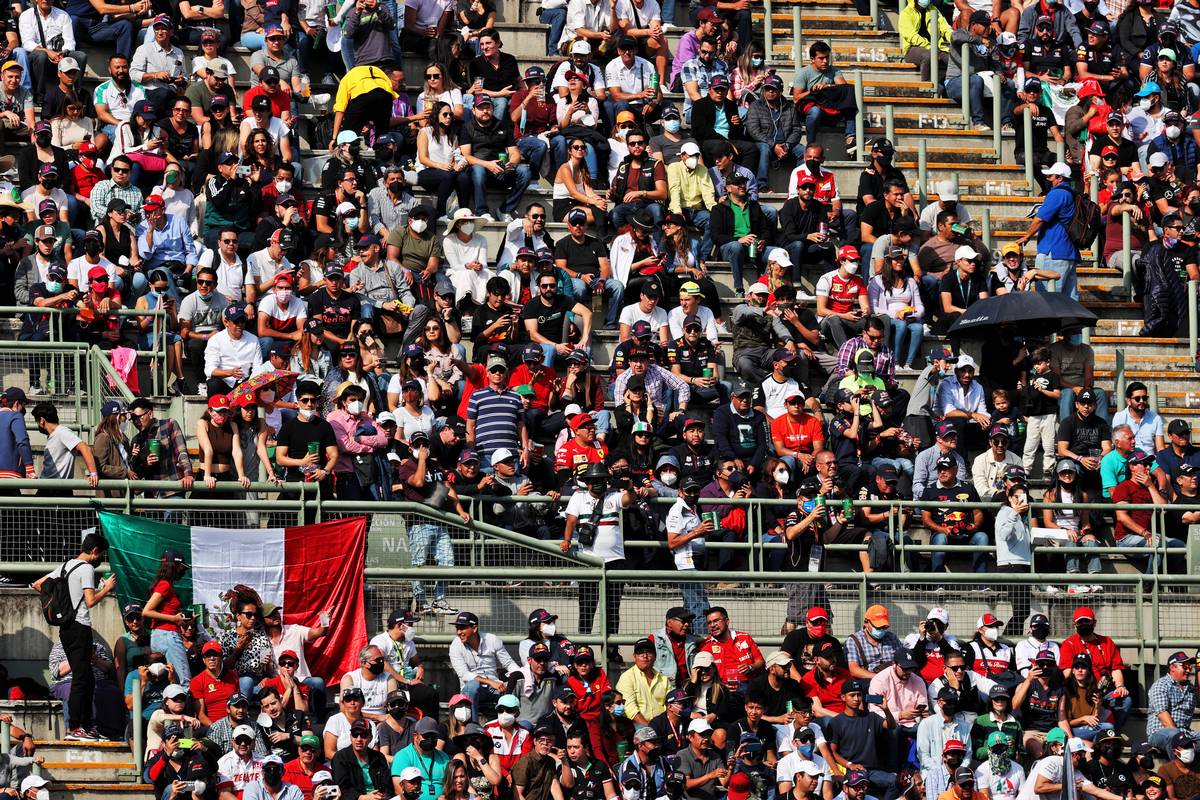 Circuit atmosphere - fans in the grandstand. 05.11.2021. Formula 1 World Championship, Rd 18, Mexican Grand Prix, Mexico City