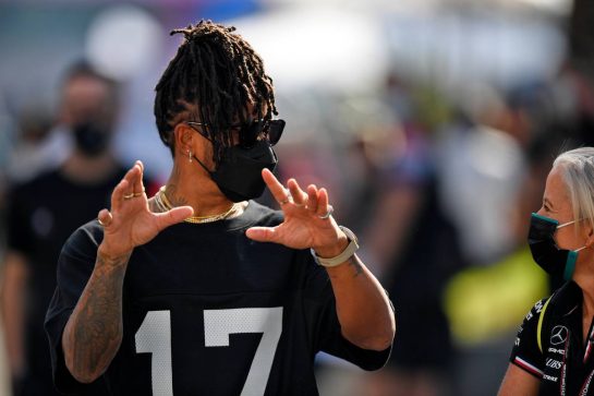 Lewis Hamilton (GBR) Mercedes AMG F1 with Angela Cullen (NZL) Mercedes AMG F1 Physiotherapist.
06.11.2021. Formula 1 World Championship, Rd 18, Mexican Grand Prix, Mexico City, Mexico, Qualifying Day.
- www.xpbimages.com, EMail: requests@xpbimages.com © Copyright: Carrezevoli / XPB Images