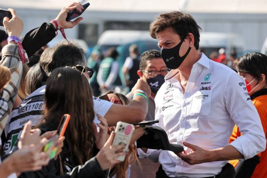 Toto Wolff (GER) Mercedes AMG F1 Shareholder and Executive Director with fans.
06.11.2021. Formula 1 World Championship, Rd 18, Mexican Grand Prix, Mexico City, Mexico, Qualifying Day.
- www.xpbimages.com, EMail: requests@xpbimages.com © Copyright: Batchelor / XPB Images