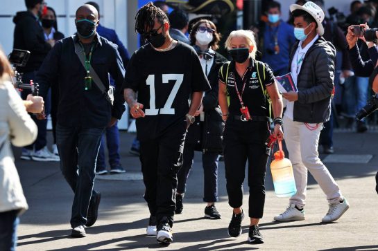 Lewis Hamilton (GBR) Mercedes AMG F1 with Angela Cullen (NZL) Mercedes AMG F1 Physiotherapist.
06.11.2021. Formula 1 World Championship, Rd 18, Mexican Grand Prix, Mexico City, Mexico, Qualifying Day.
- www.xpbimages.com, EMail: requests@xpbimages.com © Copyright: Batchelor / XPB Images