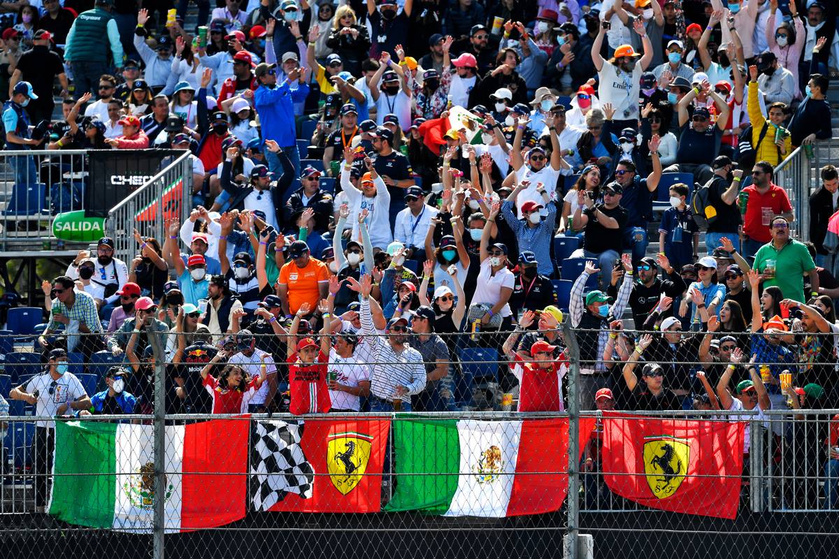 Circuit atmosphere - fans in the grandstand. 06.11.2021. Formula 1 World Championship, Rd 18, Mexican Grand Prix, Mexico