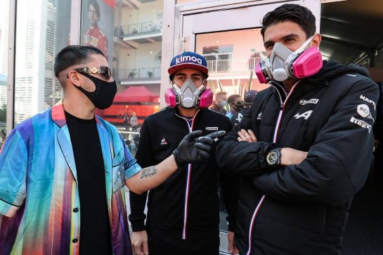(L to R): Felipe Pantone, Artist with Fernando Alonso (ESP) Alpine F1 Team and Esteban Ocon (FRA) Alpine F1 Team - Pantone spray painting.
07.11.2021. Formula 1 World Championship, Rd 18, Mexican Grand Prix, Mexico City, Mexico, Race Day.
- www.xpbimages.com, EMail: requests@xpbimages.com © Copyright: Charniaux / XPB Images