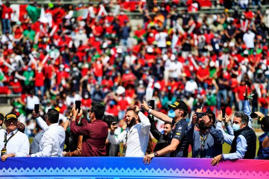 Circuit atmosphere - guests on the drivers parade.
07.11.2021. Formula 1 World Championship, Rd 18, Mexican Grand Prix, Mexico City, Mexico, Race Day.
- www.xpbimages.com, EMail: requests@xpbimages.com © Copyright: Carrezevoli / XPB Images