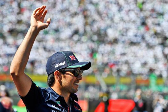 Sergio Perez (MEX) Red Bull Racing on the drivers parade.
07.11.2021. Formula 1 World Championship, Rd 18, Mexican Grand Prix, Mexico City, Mexico, Race Day.
- www.xpbimages.com, EMail: requests@xpbimages.com © Copyright: Carrezevoli / XPB Images