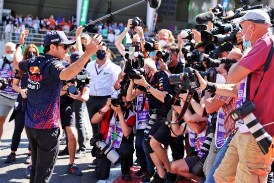 Sergio Perez (MEX) Red Bull Racing on the drivers parade.
07.11.2021. Formula 1 World Championship, Rd 18, Mexican Grand Prix, Mexico City, Mexico, Race Day.
- www.xpbimages.com, EMail: requests@xpbimages.com © Copyright: Batchelor / XPB Images