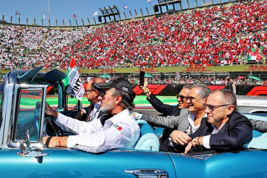 Stefano Domenicali (ITA) Formula One President and CEO with Carlos Slim Domit (MEX) Chairman of America Movil and Carlos Slim Helu (MEX) Business Magnate on the drivers parade.
07.11.2021. Formula 1 World Championship, Rd 18, Mexican Grand Prix, Mexico City, Mexico, Race Day.
- www.xpbimages.com, EMail: requests@xpbimages.com © Copyright: Batchelor / XPB Images