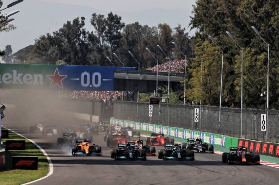 (L to R): Daniel Ricciardo (AUS) McLaren MCL35M; Lewis Hamilton (GBR) Mercedes AMG F1 W12; Valtteri Bottas (FIN) Mercedes AMG F1 W12; and Max Verstappen (NLD) Red Bull Racing RB16B at the start of the race.
07.11.2021. Formula 1 World Championship, Rd 18, Mexican Grand Prix, Mexico City, Mexico, Race Day.
- www.xpbimages.com, EMail: requests@xpbimages.com © Copyright: Batchelor / XPB Images