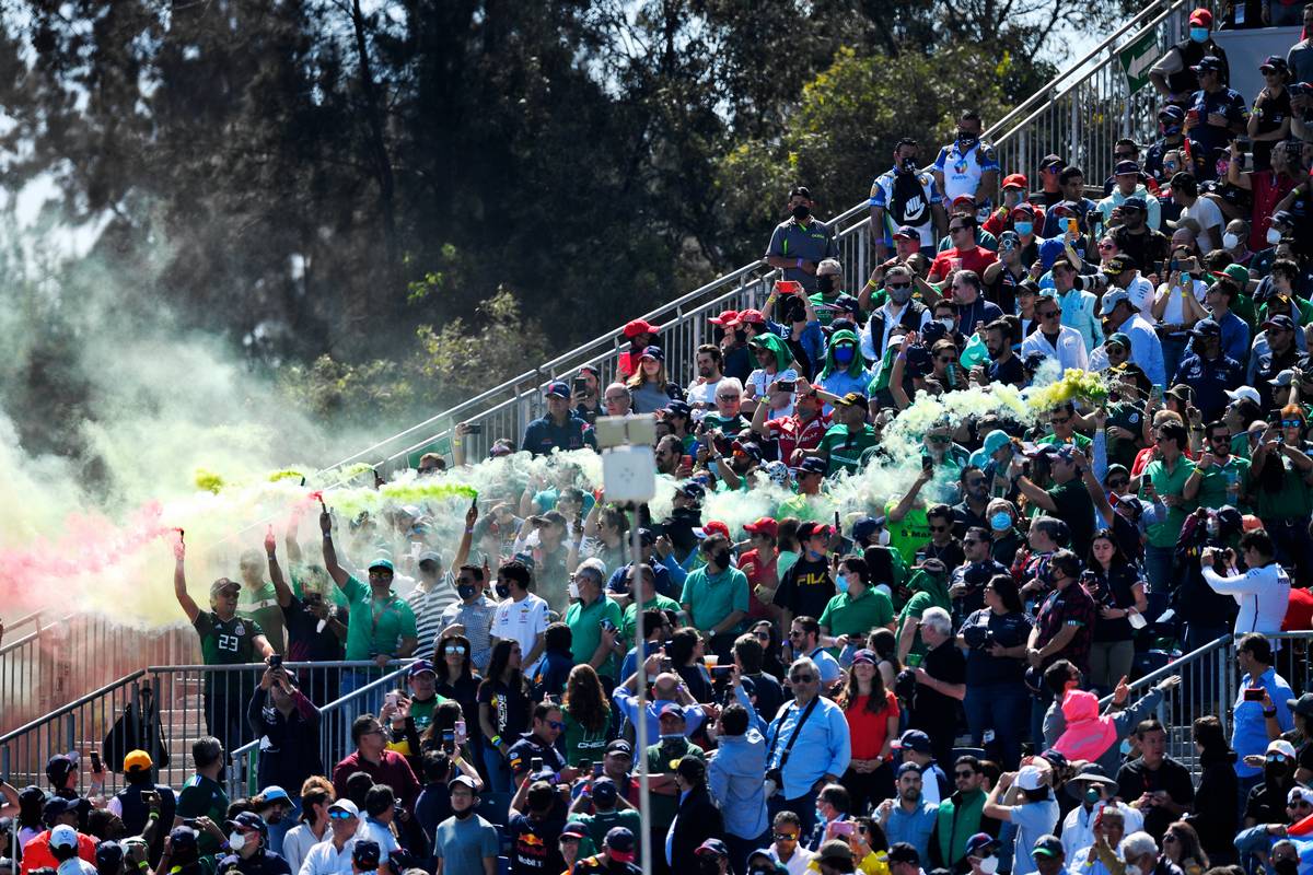 Circuit atmosphere - fans in the grandstand. 07.11.2021. Formula 1 World Championship, Rd 18, Mexican Grand Prix, Mexico