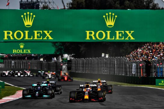 Max Verstappen (NLD) Red Bull Racing RB16B leads Lewis Hamilton (GBR) Mercedes AMG F1 W12 at the start of the race.
07.11.2021. Formula 1 World Championship, Rd 18, Mexican Grand Prix, Mexico City, Mexico, Race Day.
- www.xpbimages.com, EMail: requests@xpbimages.com © Copyright: Carrezevoli / XPB Images