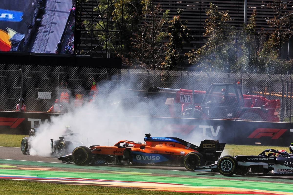 Valtteri Bottas (FIN) Mercedes AMG F1 W12 spins after being hit by Daniel Ricciardo (AUS) McLaren MCL35M at the start of the race. 07.11.2021. Formula 1 World Championship, Rd 18, Mexican Grand Prix, Mexico