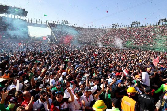 Fans during the podium.
07.11.2021. Formula 1 World Championship, Rd 18, Mexican Grand Prix, Mexico City, Mexico, Race Day.
- www.xpbimages.com, EMail: requests@xpbimages.com © Copyright: Batchelor / XPB Images