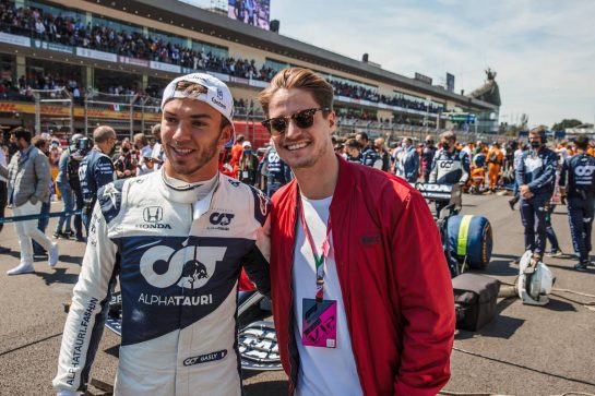 Pierre Gasly (FRA) AlphaTauri AT02 with Kyjo, DJ.
07.11.2021. Formula 1 World Championship, Rd 18, Mexican Grand Prix, Mexico City, Mexico, Race Day.
- www.xpbimages.com, EMail: requests@xpbimages.com © Copyright: Batchelor / XPB Images
