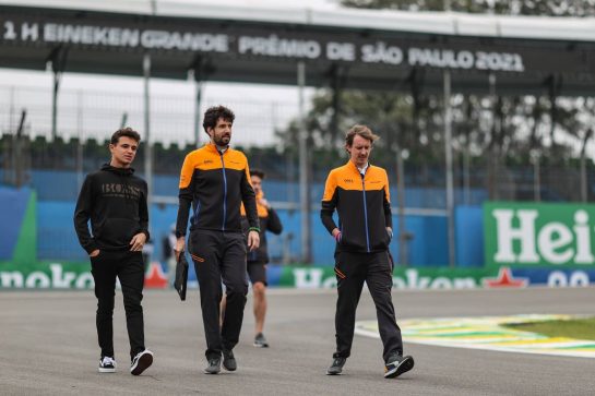 Lando Norris (GBR) McLaren walks the circuit with the team.
11.11.2021. Formula 1 World Championship, Rd 19, Brazilian Grand Prix, Sao Paulo, Brazil, Preparation Day.
- www.xpbimages.com, EMail: requests@xpbimages.com © Copyright: Charniaux / XPB Images