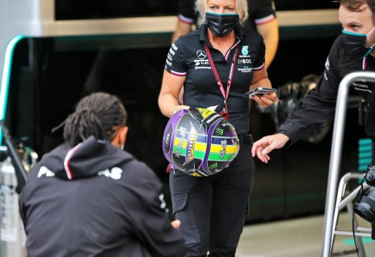 Angela Cullen (NZL) Mercedes AMG F1 Physiotherapist with the helmet of Lewis Hamilton (GBR) Mercedes AMG F1.
11.11.2021. Formula 1 World Championship, Rd 19, Brazilian Grand Prix, Sao Paulo, Brazil, Preparation Day.
- www.xpbimages.com, EMail: requests@xpbimages.com © Copyright: XPB Images