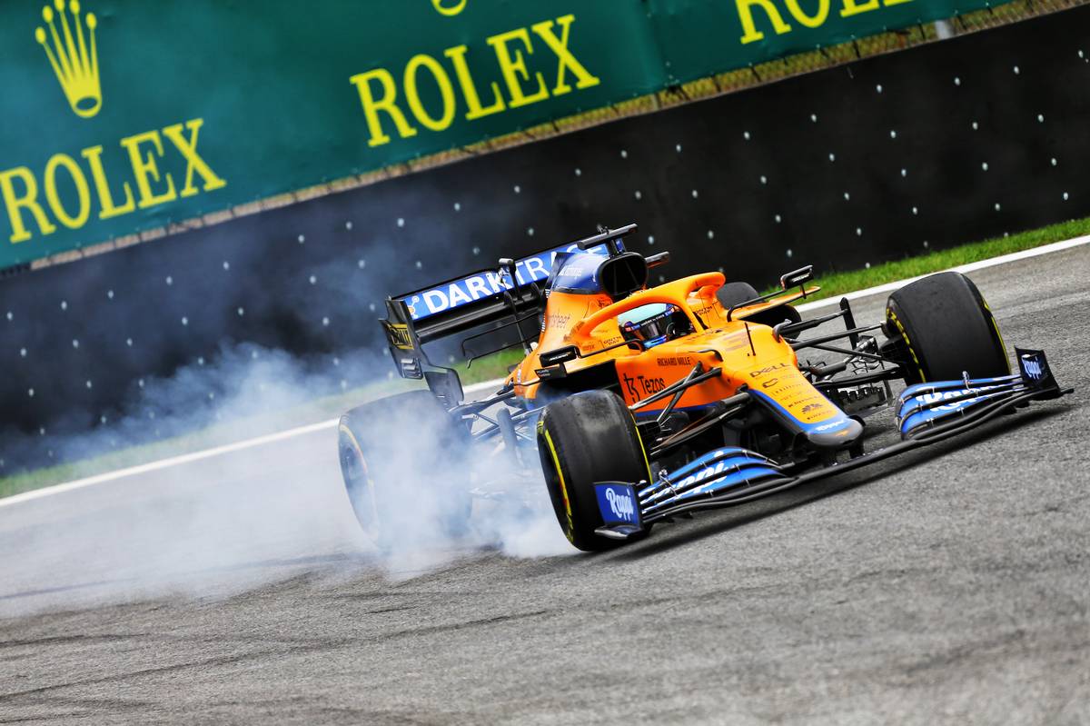 Daniel Ricciardo (AUS) McLaren MCL35M locks up under braking. 12.11.2021. Formula 1 World Championship, Rd 19, Brazilian Grand Prix, Sao Paulo