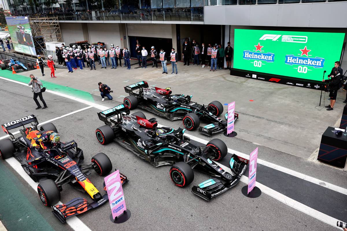 Max Verstappen (NLD) Red Bull Racing RB16B with Lewis Hamilton (GBR) Mercedes AMG F1 W12 and Valtteri Bottas (FIN) Mercedes AMG F1. 12.11.2021. Formula 1 World Championship, Rd 19, Brazilian Grand Prix, Sao Paulo