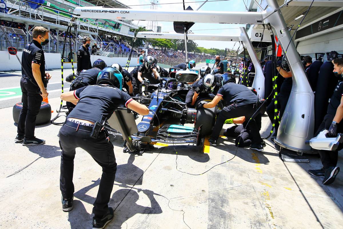 Lewis Hamilton (GBR) Mercedes AMG F1 W12 makes a pit stop. 13.11.2021. Formula 1 World Championship, Rd 19, Brazilian Grand Prix, Sao Paulo