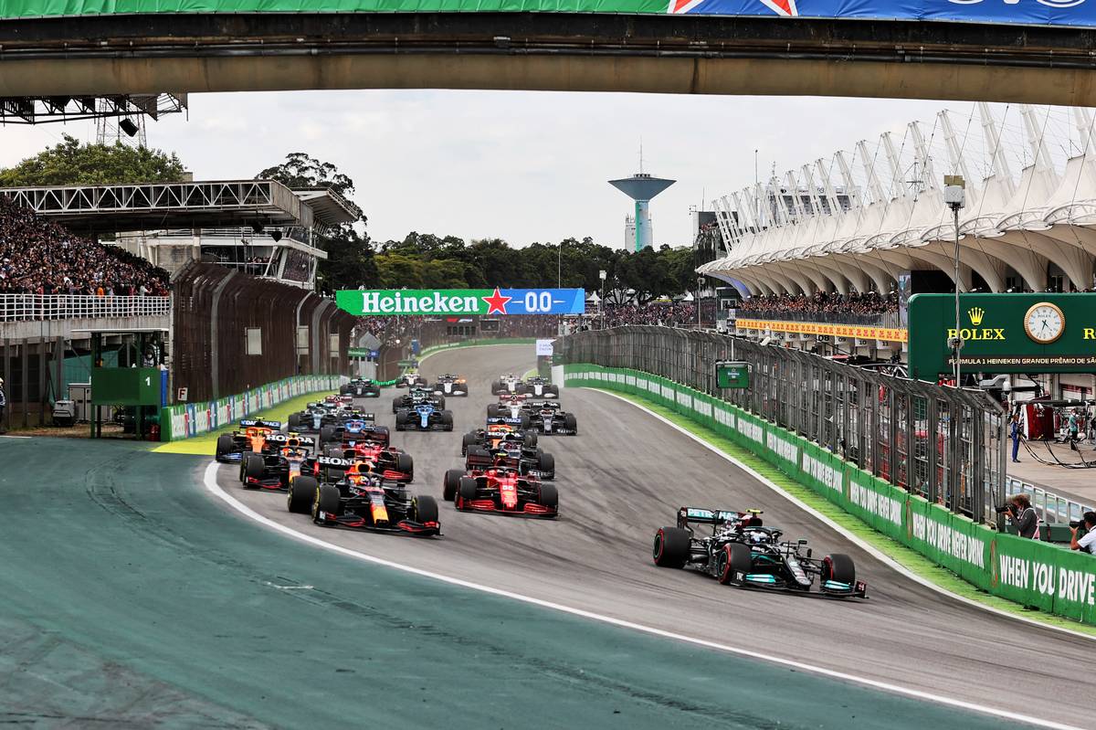 Valtteri Bottas (FIN) Mercedes AMG F1 W12 leads at the start. 13.11.2021. Formula 1 World Championship, Rd 19, Brazilian Grand Prix, Sao Paulo
