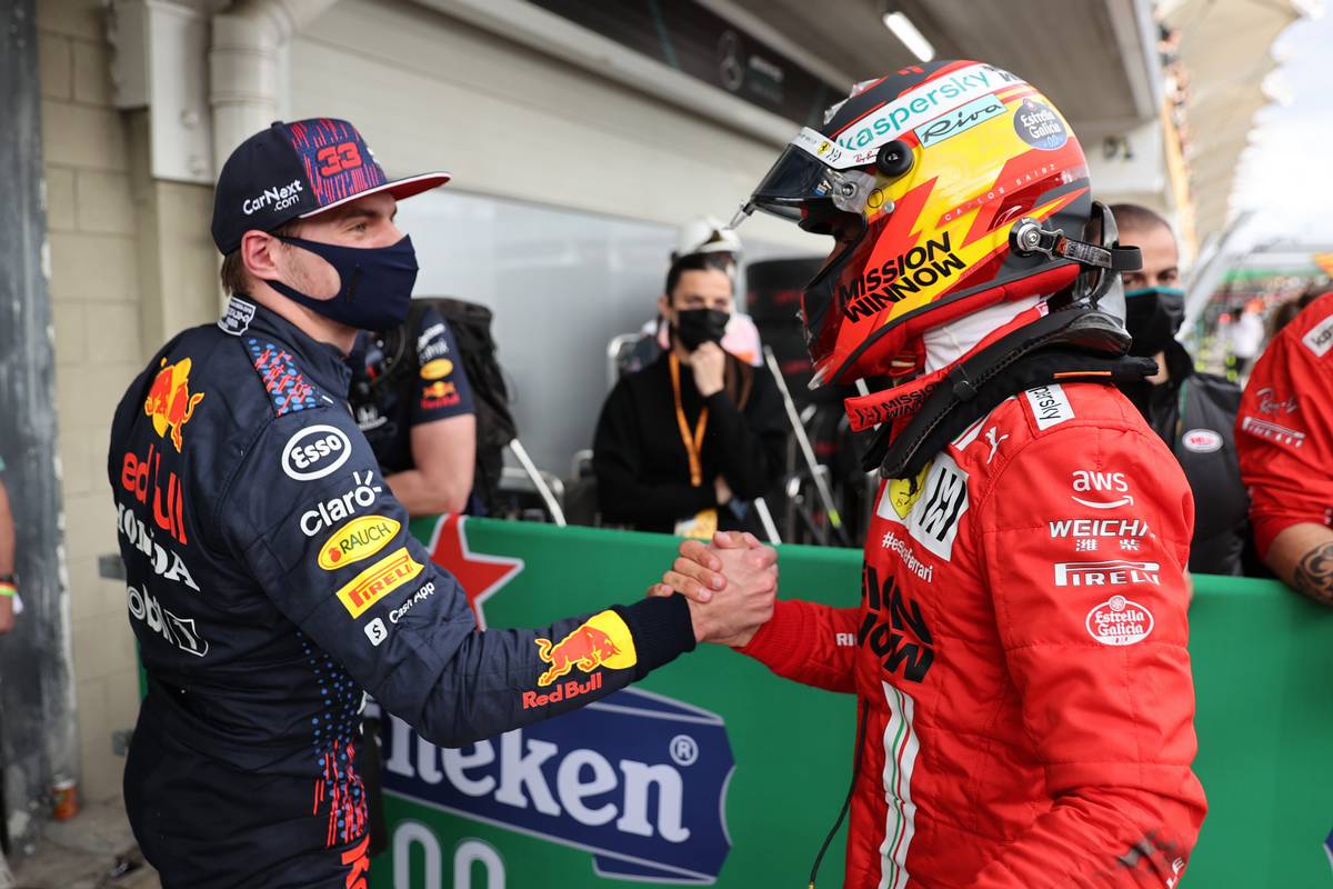 Max Verstappen (NLD) Red Bull Racing RB16B and Carlos Sainz Jr (ESP) Ferrari SF-21. 13.11.2021. Formula 1 World Championship, Rd 19, Brazilian Grand Prix, Sao Paulo, Brazil