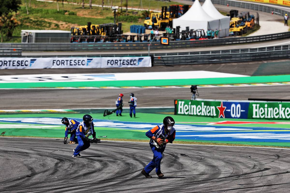 Marshals clear the debris at turn 1. 14.11.2021. Formula 1 World Championship, Rd 19, Brazilian Grand Prix, Sao Paulo