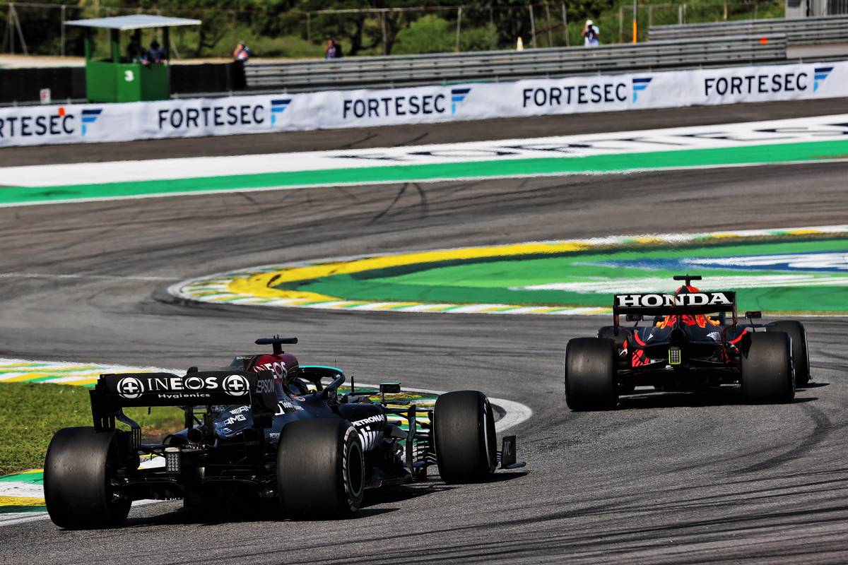 Max Verstappen (NLD) Red Bull Racing RB16B leads Lewis Hamilton (GBR) Mercedes AMG F1 W12. 14.11.2021. Formula 1 World Championship, Rd 19, Brazilian Grand Prix, Sao Paulo