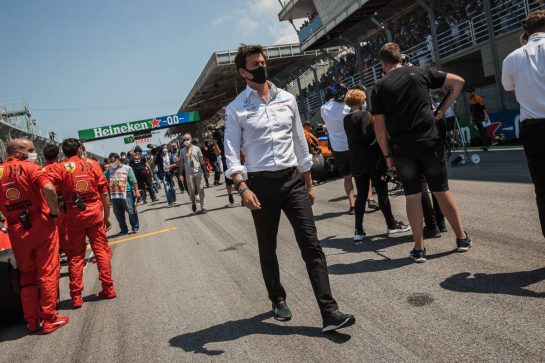 Toto Wolff (GER) Mercedes AMG F1 Shareholder and Executive Director on the grid.
14.11.2021. Formula 1 World Championship, Rd 19, Brazilian Grand Prix, Sao Paulo, Brazil, Race Day.
- www.xpbimages.com, EMail: requests@xpbimages.com © Copyright: Batchelor / XPB Images