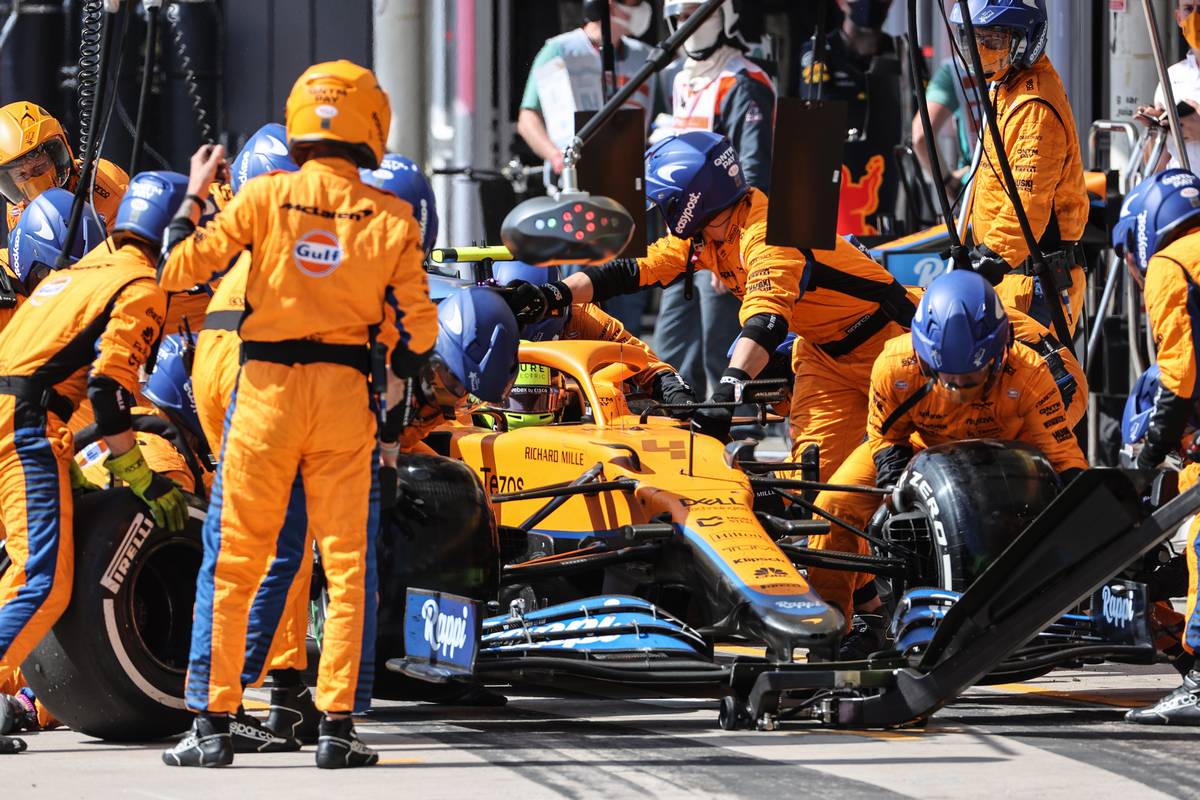 Lando Norris (GBR) McLaren MCL35M makes a pit stop. 14.11.2021. Formula 1 World Championship, Rd 19, Brazilian Grand Prix, Sao Paulo