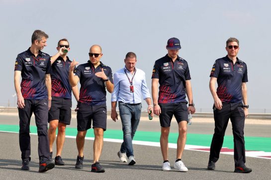 Max Verstappen (NLD) Red Bull Racing walks the circuit with his father Jos Verstappen (NLD) and the team.
18.11.2021. Formula 1 World Championship, Rd 20, Qatar Grand Prix, Doha, Qatar, Preparation Day.
- www.xpbimages.com, EMail: requests@xpbimages.com © Copyright: Moy / XPB Images