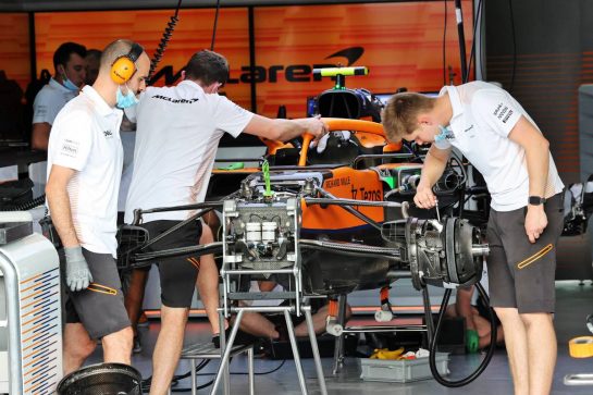 McLaren MCL35M being built.
18.11.2021. Formula 1 World Championship, Rd 20, Qatar Grand Prix, Doha, Qatar, Preparation Day.
- www.xpbimages.com, EMail: requests@xpbimages.com © Copyright: Batchelor / XPB Images